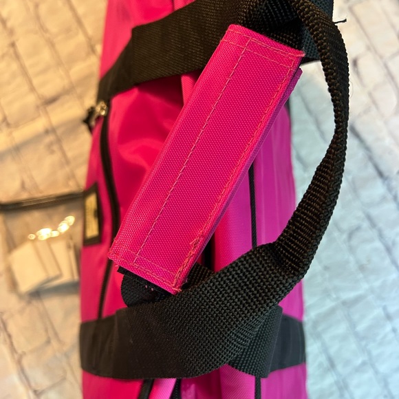 GLORIA VANDERBILT HOT PINK AND BLACK NYLON PERSONALIZED DUFFEL WITH LETTERS BAG - Picture 5 of 12